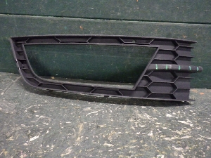 SKODA OCTAVIA решетка бампера переднего правая 5E08076829B9 2017г. арт.1578747